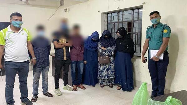 মহাজনপট্রি থেকে ছয় নারী-পুরুষ আটক