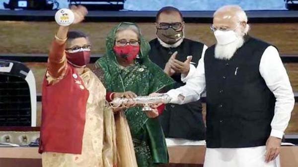 বঙ্গবন্ধুর ‘গান্ধী পুরস্কার’ গ্রহণ করলেন শেখ রেহানা