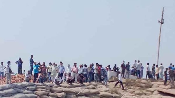 ফেরি না পেয়ে শিমুলিয়া ঘাটে শত শত যাত্রীর বিক্ষোভ