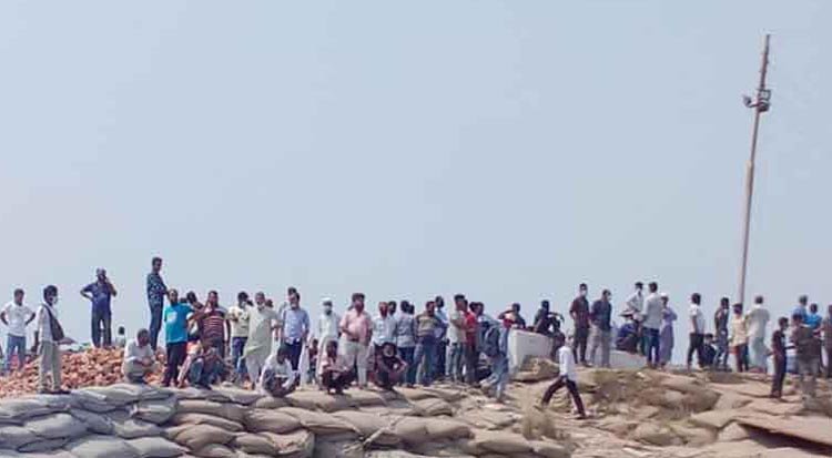 ফেরি না পেয়ে শিমুলিয়া ঘাটে শত শত যাত্রীর বিক্ষোভ