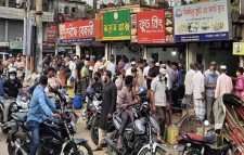 লকডাউনেও ‘জনস্রোত’!