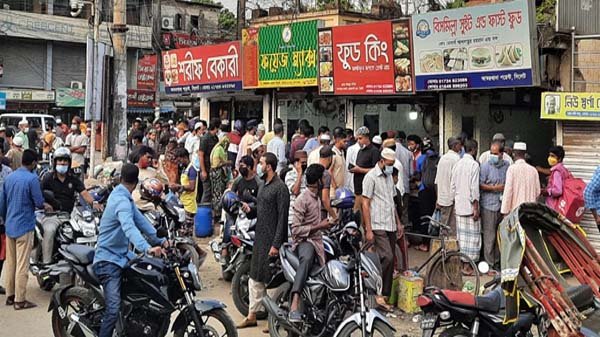 লকডাউনেও ‘জনস্রোত’!