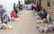 যুক্তরাজ্যভিত্তিক চ্যারিটি সংগঠন স্মাইলজ এর খাদ্য সামগ্রী বিতরণ