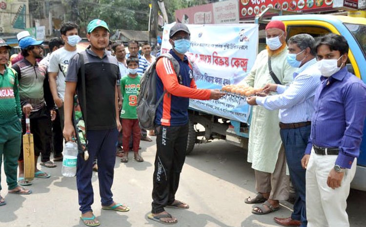 সিলেট জেলা প্রশাসকের উদ্যোগে  বিভিন্ন এলাকায়  ভ্রাম্যমাণ দুধ-ডিম-মাংস বিক্রি 