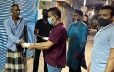 ভাসমান ও অসহায় মানুষেদের মাঝে সিলেট মহানগর যুবলীগের সেহরী বিতরণ