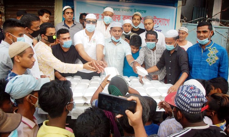 নয়াসড়ক সামাজিক কল্যাণ সংস্থার ইফতার বিতরণ