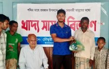 চৌধুরী ফাউন্ডেশনের আর্থিক সহায়তায় ইফতার সামগ্রী বিতরণ