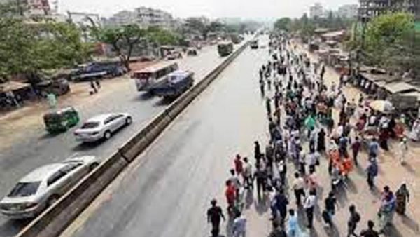 ঢাকা-চট্টগ্রাম মহাসড়ক এক ঘণ্টা অবরোধ