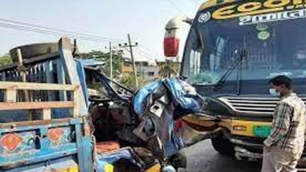 পুলিশের ২ পিকআপের সঙ্গে বাসের সংঘর্ষ, আহত ২০