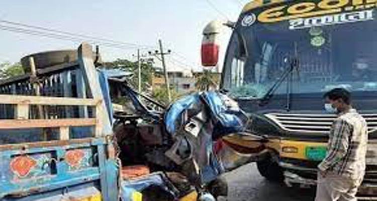 পুলিশের ২ পিকআপের সঙ্গে বাসের সংঘর্ষ, আহত ২০