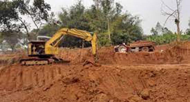 দুই মাটি ব্যবসায়ীকে দেড় লাখ টাকা জরিমানা