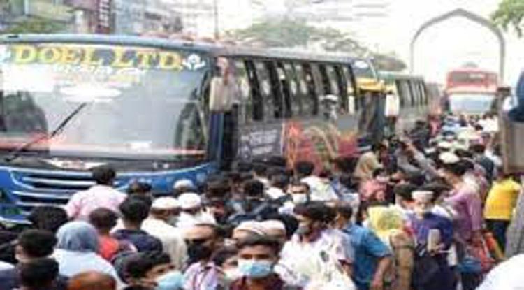 বাসে উঠতে না পেরে রাস্তা আটকে বিক্ষোভ