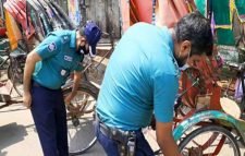 বিধি অমান্যে রিকশা চালকদের শাস্তি