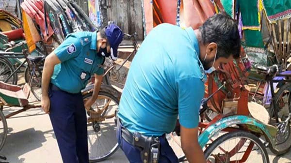 বিধি অমান্যে রিকশা চালকদের শাস্তি