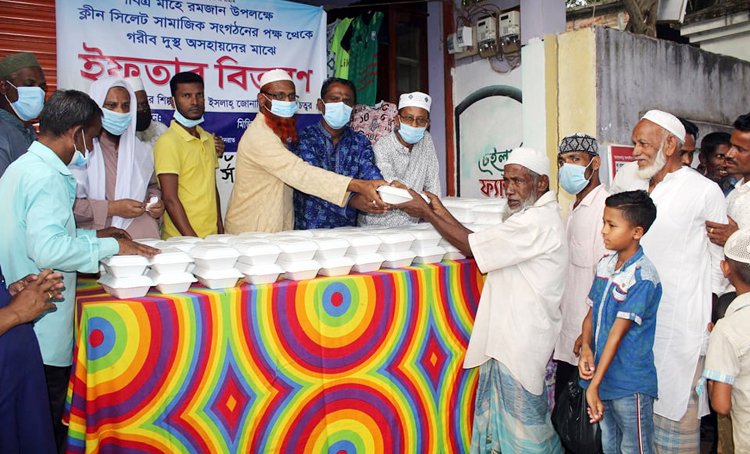 ক্লীন সিলেট সামাজিক সংগঠনের উদ্যোগে  দুস্থ ও অসহায়দের  ইফতার বিতরণ