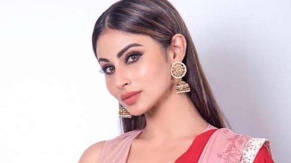 দুবাই ব্যবসায়ীকে বিয়ে করছেন মৌনী