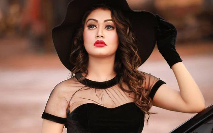 পরিবারের আপত্তি, মিডিয়া ছাড়লেন শাকিবের নায়িকা