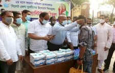 নগরীতে জেলা যুবলীগের মাস্ক ও হ্যান্ড স্যানিটাইজার বিতরণ