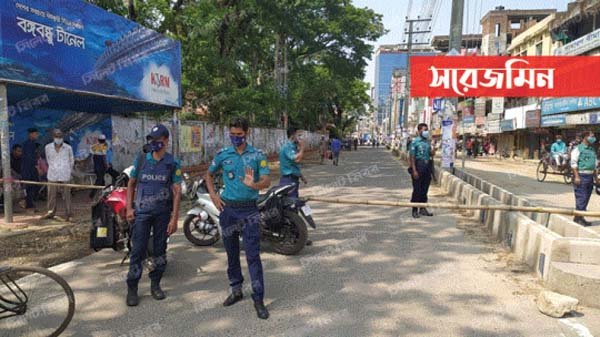 কঠোর হচ্ছে পুলিশ, নগরে বিভিন্ন পয়েন্টে বাঁশ ফেলে যান চলাচল রোধ