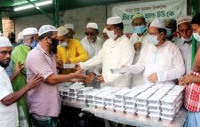 মীর হ্যাল্পিং হ্যান্ড ইউকের উদ্যোগে নগরীর কাজীটুলায়  ইফতার বিতরন