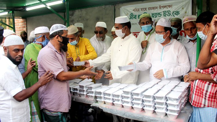 মীর হ্যাল্পিং হ্যান্ড ইউকের উদ্যোগে নগরীর কাজীটুলায়  ইফতার বিতরন