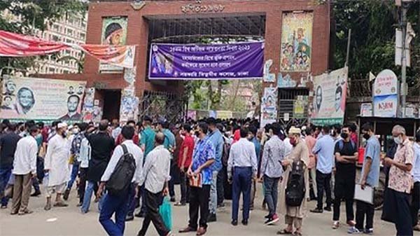 করোনার ঝুঁকির মধ্যেই মেডিকেল ভর্তিযুদ্ধে সোয়া লাখ শিক্ষার্থী