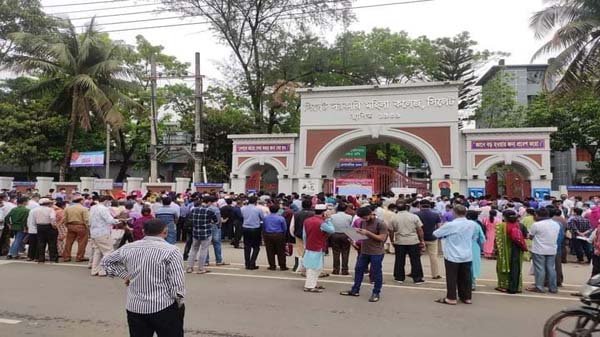 ভর্তি পরীক্ষায় সিলেটের কেন্দ্র  মানা হল না স্বাস্থ্যবিধি নেই সামাজিক দূরত্ব
