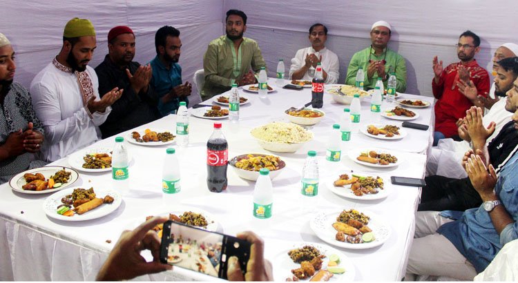 মক্তব খানায় এতিমদের মাঝে ইফতার বিতরণ ও দোয়া মাহফিল