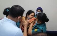 প্রথম আলোর সাংবাদিককে আটকের পর পুলিশে সোপর্দ