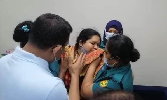 প্রথম আলোর সাংবাদিককে আটকের পর পুলিশে সোপর্দ