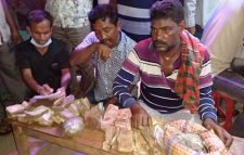 নাটোরে রাস্তার পাশ থেকে এক বস্তা টাকা উদ্ধার