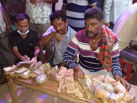 নাটোরে রাস্তার পাশ থেকে এক বস্তা টাকা উদ্ধার