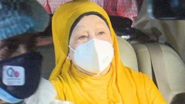 খালেদা জিয়াকে বিদেশ নিতে প্রস্তুত পরিবার, সরকারের অনুমতির অপেক্ষা