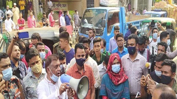 নগরের বন্ধ ঘোষিত ঝুঁকিপূর্ণ মার্কেটে খোলা দোকান