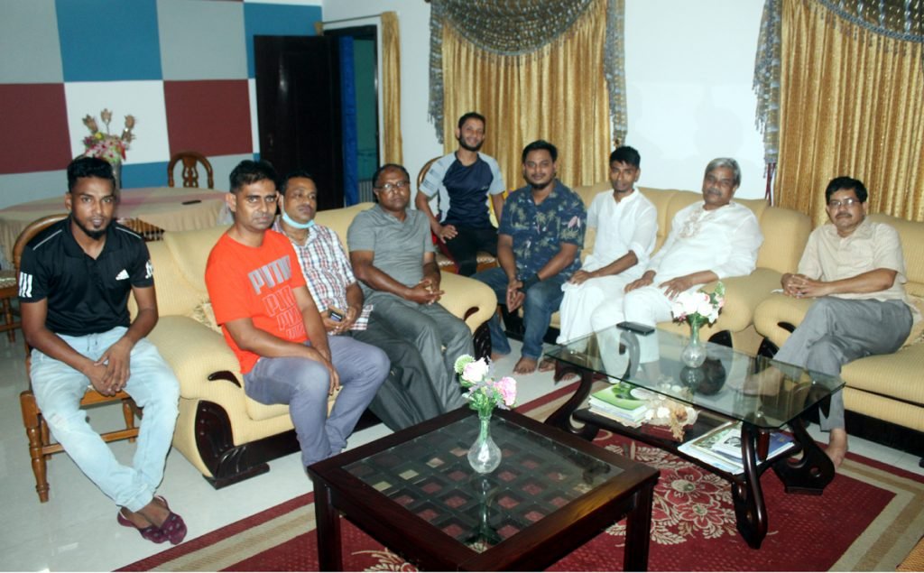 আ’লীগ নেতা কিনু মিয়ার পরিবারের সাথে শমশের জামালের সাক্ষাৎ