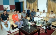 আ’লীগ নেতা কিনু মিয়ার পরিবারের সাথে শমশের জামালের সাক্ষাৎ