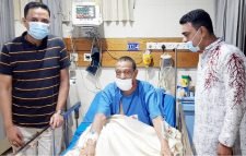 সভাপতি মকন মিয়ার শয্যাপাশে মহানগর ব্যবসায়ী ঐক্য কল্যান পরিষদ নেতৃবৃন্দরা