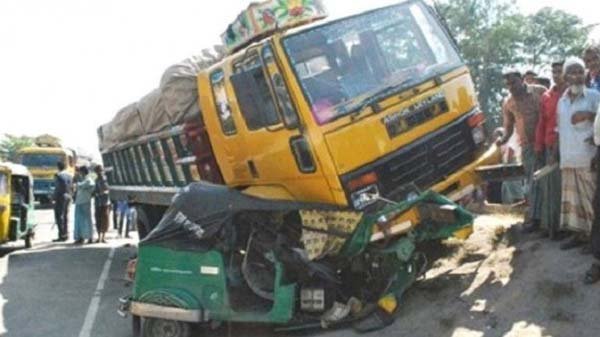 জৈন্তাপুরে ট্রাক-অটোরিকশা সংঘর্ষে একই পরিবারের ৪ জনসহ নিহত ৫