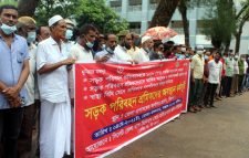 বিভিন্ন দাবি নিয়ে বাস-মিনিবাস কোচ মাইক্রোবাস শ্রমিক ইউনিয়নের মানববন্ধন