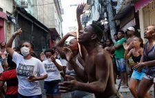 দেশে গত ২৪ ঘণ্টায় করোনায় আরো ৩৭ জনের মৃত্যু হয়েছে। এ নিয়ে মৃতের সংখ্যা দাঁড়ালো ১১হাজার ৮৩৩ জনে। নতুন করে রোগী শনাক্ত হয়েছে ১৬৮২জন। মোট শনাক্ত ৭ লাখ ৭০ হাজার ৮৪২ জনে দাঁড়িয়েছে। ২৪ ঘণ্টায় ২ হাজার ১৭৮জন এবং এখন পর্যন্ত ৭ লাখ ৪ হাজার ৩৪১জন সুস্থ হয়ে উঠেছেন। আজ স্বাস্থ্য অধিদপ্তরের প্রেস বিজ্ঞপ্তিতে এ তথ্য জানানো হয়েছে। এতে আরো জানানো হয়, ৪৪৩টি পরীক্ষাগারে গত ২৪ ঘণ্টায় ১৭ হাজার ৩২৯টি নমুনা সংগ্রহ এবং১৭হাজার ১৩টি নমুনা পরীক্ষা করা হয়েছে। এখন পর্যন্ত ৫৫ লাখ ৯৯হাজার ২৭৬ টি নমুনা পরীক্ষা করা হয়েছে। ২৪ ঘণ্টায় শনাক্তের হার ৯ দশমিক ৮৯শতাংশ। শনাক্ত বিবেচনায় সুস্থতার হার ৯১ দশমিক ৩৭শতাংশ এবং শনাক্ত বিবেচনায় মৃত্যুর হার ১ দশমিক৫৪শতাংশ।