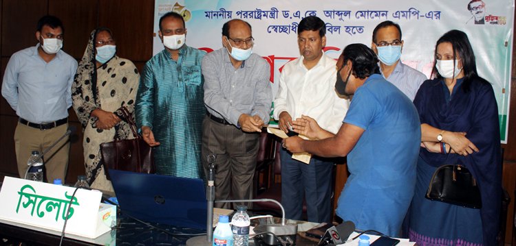 পররাষ্ট্রমন্ত্রীর স্বেচ্ছাধীন তহবিলের দরিদ্রদের মাঝে চেক বিতরণ