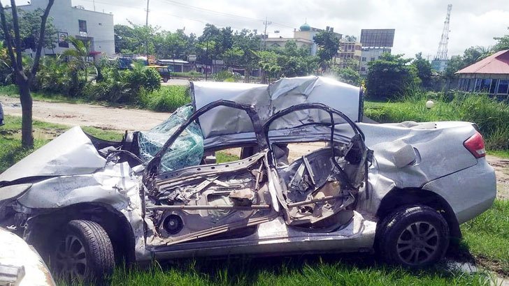 বাসের ধাক্কায় প্রাইভেটকারের ৩ যাত্রী নিহত