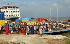 মানুষের চলাচল থামানো যাচ্ছে না, নিরুপায় পুলিশ