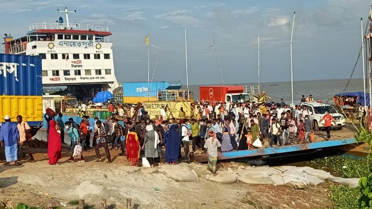 মানুষের চলাচল থামানো যাচ্ছে না, নিরুপায় পুলিশ