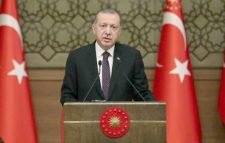 ভাসানচর এবং কক্সবাজারে থাকা রোহিঙ্গাদের অবস্থা সরজমিনে দেখতে ঢাকা সফরে আসা জাতিসংঘের অ্যাসিস্ট্যান্ট হাই কমিশনার ফর প্রটেকশন গিলিয়ান ট্রিগস ও অ্যাসিস্ট্যান্ট হাই কমিশনার ফর অপারেশনস রাউফ মাজুও প্রায় অভিন্ন সুরে  বলেছেন, বাংলাদেশসহ সব জায়গা শরণার্থীদের পাশে থাকবে ইউএনএইচসিআর। তাদের ভাষ্যটি ছিল ‘ রোহিঙ্গাদের পাশে আমরা অতীতেও ছিলাম, ভবিষ্যতেও থাকবো।’ এ সময় তারা করোনা থেকে রক্ষায় রোহিঙ্গাদের জন্য বাংলাদেশ সরকার যা করেছে তার ভূয়সী প্রশংসা করেন। ভাসানচরের পরিবেশ বিষয়েও তারা ইতিবাচক প্রতিক্রিয়া ব্যক্ত করেন। বলেন, ভাসানচরে রোহিঙ্গাদের বসবাসের জায়গা কক্সবাজারের চেয়ে ভালো। এখানে অর্থায়ন নিয়ে আলোচনা করা হবে। রোহিঙ্গাদের সহায়তায়, পুনর্বাসনে ভাসানচরে যুক্ত হবে জাতিসংঘ। বুধবার সকালে পররাষ্ট্রমন্ত্রী ড. একে আবদুল মোমেনের সঙ্গে বিদায়ী বৈঠক শেষে তারা এসব কথা বলেন। এ সময় যৌথ সংবাদ  ব্রিফিংয়ে মন্ত্রী বলেন, পালিয়ে আসার চার বছরেও দেশে ফিরতে না পেরে হতাশ রোহিঙ্গারা।     যে কারণে তারা ভাসানচরে বিক্ষোভ দেখিয়েছে।  রাষ্ট্রীয় অতিথি ভবনে অনুষ্ঠিত বৈঠকের পর পররাষ্ট্র মন্ত্রী আরও বলেন, রোহিঙ্গারা কী করবে, তারা তাদের ভবিষ্যৎ দেখতে পাচ্ছে না। তাদের বাচ্চাদের পড়ালেখা নাই। তাদের মধ্যে হতাশা বিরাজ করছে। ফলে তারা নিজ দেশে না হয় তৃতীয় কোন দেশে যেখানে উন্নত জীবন-জীবিকার ব্যবস্থা রয়েছে সেখানে তারা ফিরতে চায়। পররাষ্ট্র মন্ত্রী বলেন, আমরা তাদের রাখাইনে বেশি ফোকাস করতে বলেছি। সেখানে প্রত্যাবাসনই প্রকৃত সমাধান।   এসময় জাতিসংঘের আবাসিক সমন্বয়কারী মিয়া সেপ্পো ও পররাষ্ট্র সচিব মাসুদ বিন মোমেন উপস্থিত ছিলেন। 