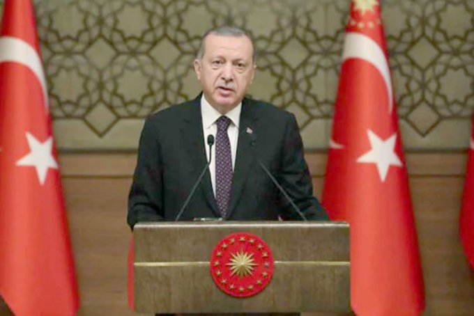 ভাসানচর এবং কক্সবাজারে থাকা রোহিঙ্গাদের অবস্থা সরজমিনে দেখতে ঢাকা সফরে আসা জাতিসংঘের অ্যাসিস্ট্যান্ট হাই কমিশনার ফর প্রটেকশন গিলিয়ান ট্রিগস ও অ্যাসিস্ট্যান্ট হাই কমিশনার ফর অপারেশনস রাউফ মাজুও প্রায় অভিন্ন সুরে বলেছেন, বাংলাদেশসহ সব জায়গা শরণার্থীদের পাশে থাকবে ইউএনএইচসিআর। তাদের ভাষ্যটি ছিল ‘ রোহিঙ্গাদের পাশে আমরা অতীতেও ছিলাম, ভবিষ্যতেও থাকবো।’ এ সময় তারা করোনা থেকে রক্ষায় রোহিঙ্গাদের জন্য বাংলাদেশ সরকার যা করেছে তার ভূয়সী প্রশংসা করেন। ভাসানচরের পরিবেশ বিষয়েও তারা ইতিবাচক প্রতিক্রিয়া ব্যক্ত করেন। বলেন, ভাসানচরে রোহিঙ্গাদের বসবাসের জায়গা কক্সবাজারের চেয়ে ভালো। এখানে অর্থায়ন নিয়ে আলোচনা করা হবে। রোহিঙ্গাদের সহায়তায়, পুনর্বাসনে ভাসানচরে যুক্ত হবে জাতিসংঘ। বুধবার সকালে পররাষ্ট্রমন্ত্রী ড. একে আবদুল মোমেনের সঙ্গে বিদায়ী বৈঠক শেষে তারা এসব কথা বলেন। এ সময় যৌথ সংবাদ ব্রিফিংয়ে মন্ত্রী বলেন, পালিয়ে আসার চার বছরেও দেশে ফিরতে না পেরে হতাশ রোহিঙ্গারা। যে কারণে তারা ভাসানচরে বিক্ষোভ দেখিয়েছে। রাষ্ট্রীয় অতিথি ভবনে অনুষ্ঠিত বৈঠকের পর পররাষ্ট্র মন্ত্রী আরও বলেন, রোহিঙ্গারা কী করবে, তারা তাদের ভবিষ্যৎ দেখতে পাচ্ছে না। তাদের বাচ্চাদের পড়ালেখা নাই। তাদের মধ্যে হতাশা বিরাজ করছে। ফলে তারা নিজ দেশে না হয় তৃতীয় কোন দেশে যেখানে উন্নত জীবন-জীবিকার ব্যবস্থা রয়েছে সেখানে তারা ফিরতে চায়। পররাষ্ট্র মন্ত্রী বলেন, আমরা তাদের রাখাইনে বেশি ফোকাস করতে বলেছি। সেখানে প্রত্যাবাসনই প্রকৃত সমাধান। এসময় জাতিসংঘের আবাসিক সমন্বয়কারী মিয়া সেপ্পো ও পররাষ্ট্র সচিব মাসুদ বিন মোমেন উপস্থিত ছিলেন।