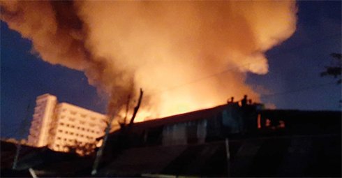 মহাখালীর সাততলা বস্তিতে ভয়াবহ আগুন, পুড়লো সহস্রাধিক ঘর