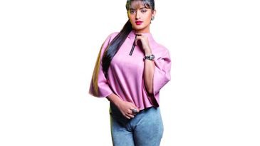 বন্ধ হয়ে যায় বিদ্যুৎ, গায়ে হাত তোলা হয় পরীমনির