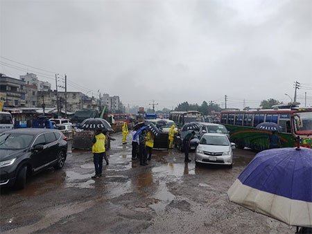 রাজধানীর প্রবেশমুখে কড়াকড়ি, ফিরিয়ে দেয়া হচ্ছে বাইরের বাস, দুর্ভোগ