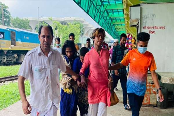 সিলেটে ট্রেনযাত্রীকে মারধর, ৩ হিজড়া আটক